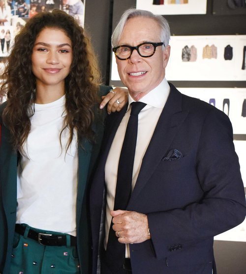 El diseñador Tommy Hilfiger con Zendaya anunciando su colaboración para la próxima campaña
