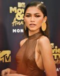 La actriz y cantante Zendaya posando con grandes pendientes dorados