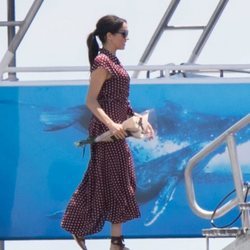 Meghan Markle con un vestido de &OtherStories durante su tour por Oceanía