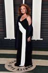 La diseñadora Diane Von Fürstenberg con vestido largo blanco y negro