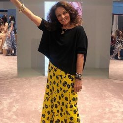 La diseñadora Diane Von Fürstenberg anunciando la próxima temporada 2019