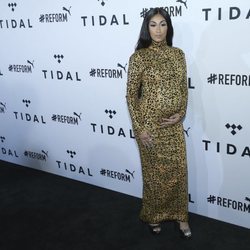 Queen Naija posa con un vestido premamá de leopardo