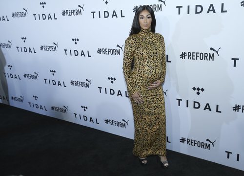 Queen Naija posa con un vestido premamá de leopardo