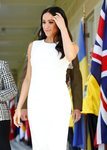 Meghan Markle con un vestido blanco de Karen Gee durante su viaje por Oceanía