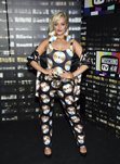 Bebe Rexha con un look muy llamativo y exagerado