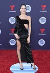 Tini Stoessel posa con un vestido de terciopelo asimétrico