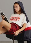 Modelo con una camiseta blanca de Pull & Bear de la colección cápsula de Stranger Things 2018
