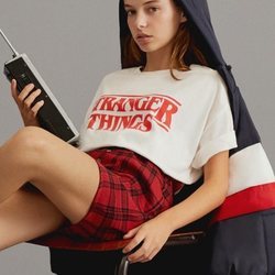 Modelo con una camiseta blanca de Pull & Bear de la colección cápsula de Stranger Things 2018