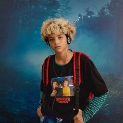 Modelo con una camiseta negra de Pull & Bear de la colección cápsula de Stranger Things 2018