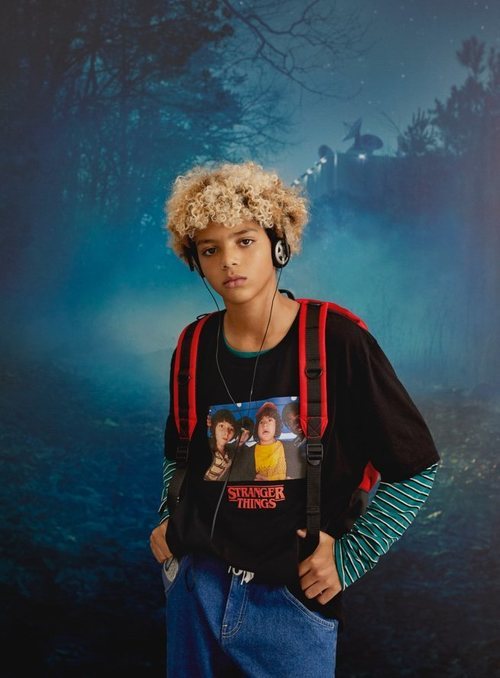 Modelo con una camiseta negra de Pull & Bear de la colección cápsula de Stranger Things 2018