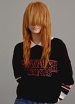 Modelo con una camiseta negra de la colección cápsula de Stranger Things 2018