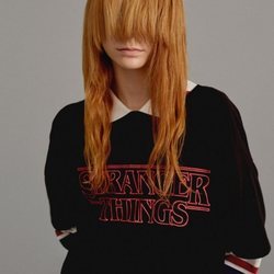Modelo con una camiseta negra de la colección cápsula de Stranger Things 2018