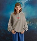Modelo con una sudadera gris de la colección cápsula de Stranger Things 2018