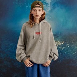 Modelo con una sudadera gris de la colección cápsula de Stranger Things 2018