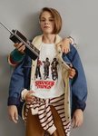 Modelo con una camiseta blanca con los personajes de Stranger Things de la colección cáspula de Pull & Bear 2018