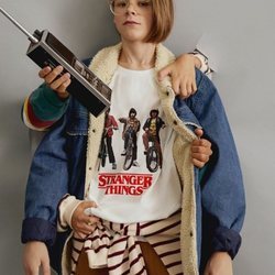 Modelo con una camiseta blanca con los personajes de Stranger Things de la colección cáspula de Pull & Bear 2018