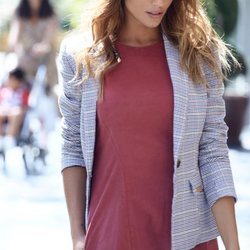 Lara Álvarez con vestido y chaqueta de cuadros de su firma Blue Palm