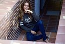 Lara Álvarez con sudadera gris de su firma Blue Palm