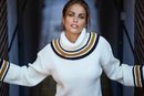 Lara Álvarez con jersey de cuello alto blanco de su firma Blue Palm