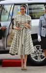 Meghan Markle con un vestido de rayas verdes durante un acto en Tonga