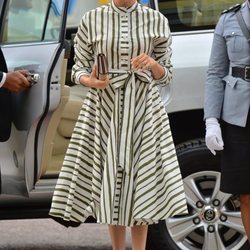 Meghan Markle con un vestido de rayas verdes durante un acto en Tonga