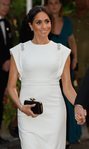 Meghan Markle con un vestido blanco de Theia en la cena de gala en Tonga