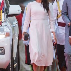 Meghan Markle con un vestido blanco de Zimmermann en Fiji