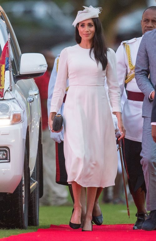 Meghan Markle con un vestido blanco de Zimmermann en Fiji