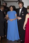 Meghan Markle con un vestido azul con capa en una cena de gala en Fiji