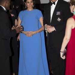 Meghan Markle con un vestido azul con capa en una cena de gala en Fiji