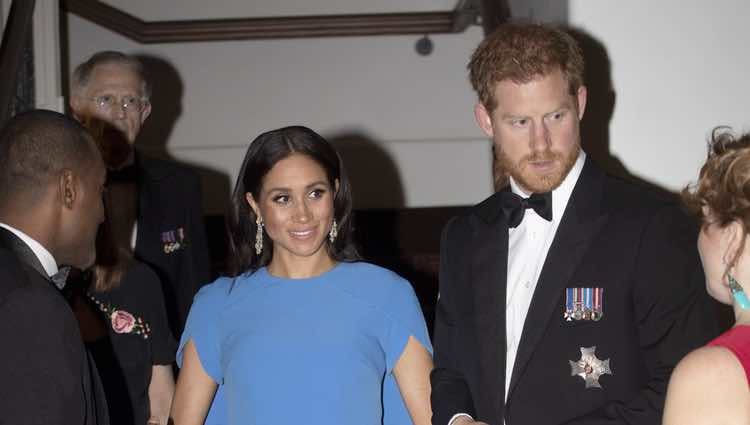 Meghan Markle con un vestido azul con capa en una cena de gala en Fiji