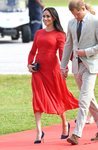 Meghan Markle con un vestido rojo de Self Portrait