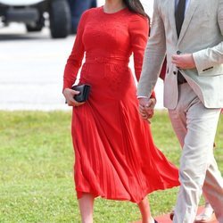 Meghan Markle con un vestido rojo de Self Portrait