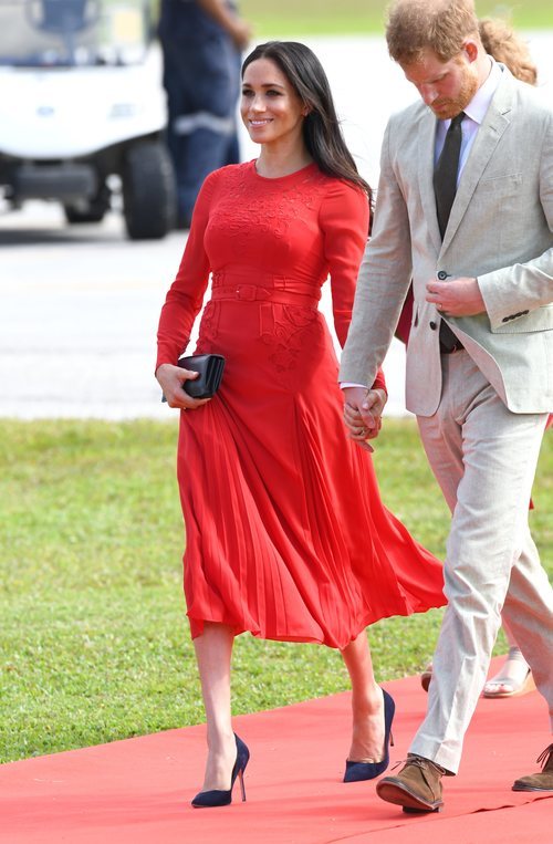 Meghan Markle con un vestido rojo de Self Portrait