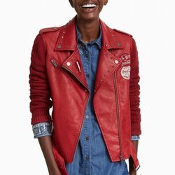 Chaqueta de cuero roja de la colección cápsula de Desigual con Coca Cola otoño/invierno 2018/2019