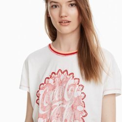 Camiseta blanca con estampados de la colección cápsula de Desigual con Coca Cola otoño/invierno 2018