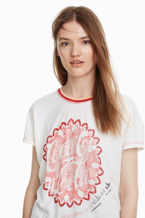 Camiseta blanca con estampados de la colección cápsula de Desigual con Coca Cola otoño/invierno 2018