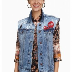 Chaleco vaquero con logo de Coca Cola de la colección cápsula de Desigual con Coca Cola otoño/invierno 2018