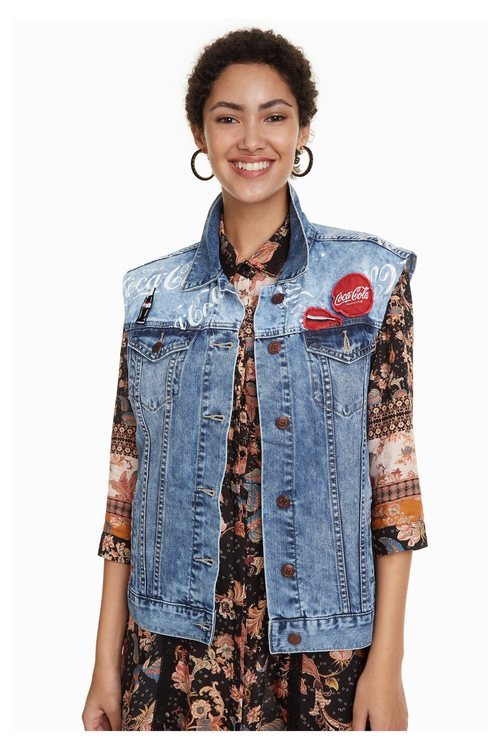 Chaleco vaquero con logo de Coca Cola de la colección cápsula de Desigual con Coca Cola otoño/invierno 2018