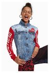 Chaleco vaquero con mangas rojas de la colección cápsula de Desigual con Coca Cola otoño/invierno 2018