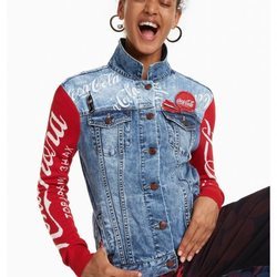 Chaleco vaquero con mangas rojas de la colección cápsula de Desigual con Coca Cola otoño/invierno 2018
