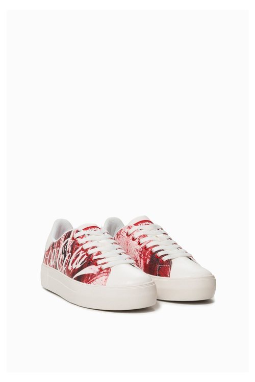 Zapatillas blancas con estampado rojo de la colección cápsula de Desigual con Coca Cola otoño/invierno 2018/2019