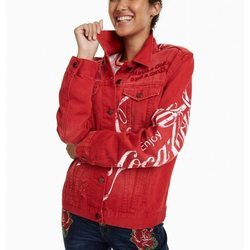 Chaqueta vaquera roja de la colección cápsula de Desigual con Coca Cola otoño/invierno 2018
