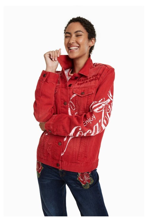 Chaqueta vaquera roja de la colección cápsula de Desigual con Coca Cola otoño/invierno 2018