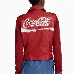 Parte trasera de chaqueta de cuero roja de la colección cápsula de Desigual con Coca Cola otoño/invierno 2018