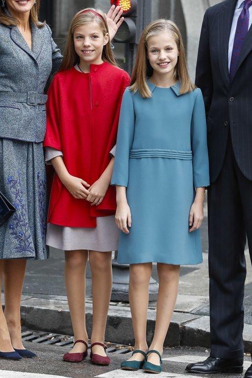 La Princesa Leonor y la Infanta Sofía posando a la salida del Instituto Cervantes de Madrid