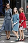 La Reina Letizia con sus hijas posando a la salida del Instituto Cervantes de Madrid