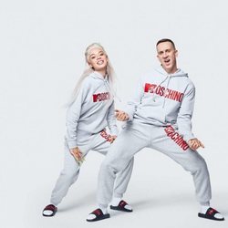 Chándal gris y rojo  de la colección Moschino by H&M