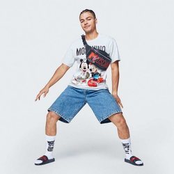 Camiseta blanca de Minnie y Mickey y shorts vaqueros  de la colección Moschino by H&M