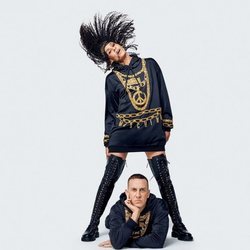 Sudadera negra con estampados dorados  de la colección Moschino by H&M